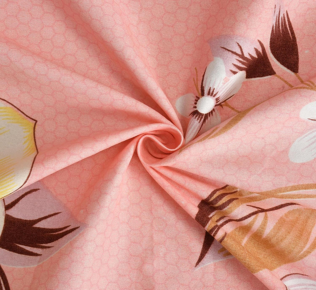 गुलाबी फूलों के प्रिंट वाली कॉटन की इलास्टिक फिटेड किंग साइज बेडशीट और पिलो कवर | होम कलेक्टिव द्वारा